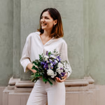 Kleiner, runder kompakter Strauß aus Rosen, rosa Santini, Iris und Statice mit Eukalyptus und Aralienblätter