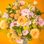 Liten bukett med alstromeria, lisianthus, roser, rosa santini og sesongens grønne