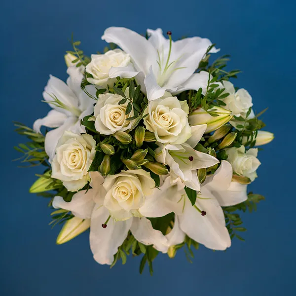Weiße Rosen & Lilien in Hutschachtel