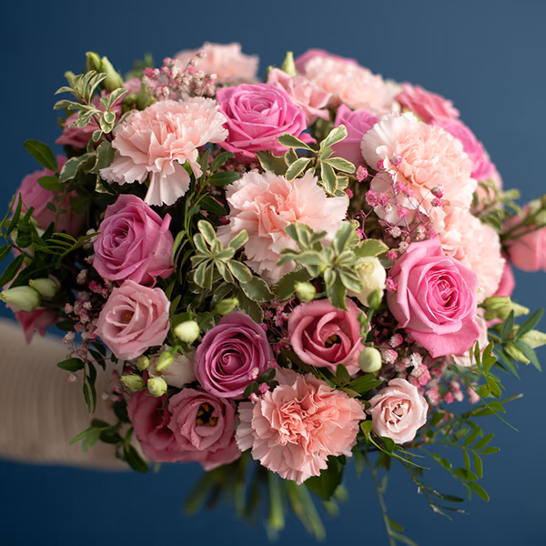 en höstbukett av rosa rosor