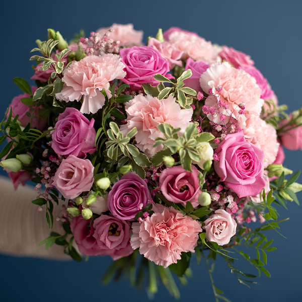 en höstbukett av rosa rosor