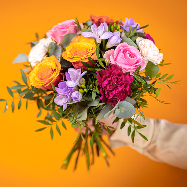 En stor bukett av färgstarka blommor