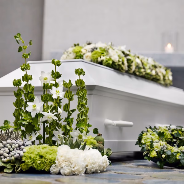 Blomster arrangeret omkring en urne