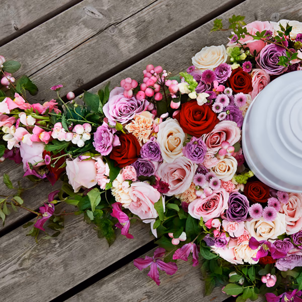 Blomsterarrangementer på en kiste