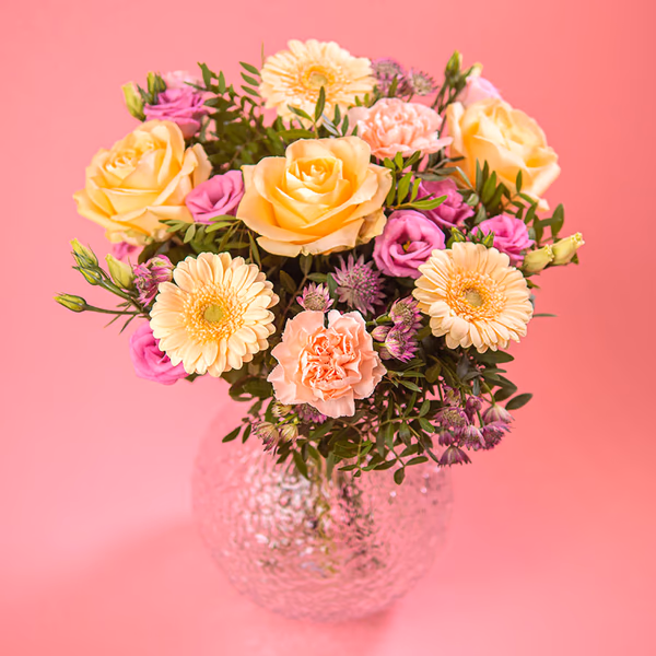 En rosa bukett av rosa gerbera, rosor och nejlika