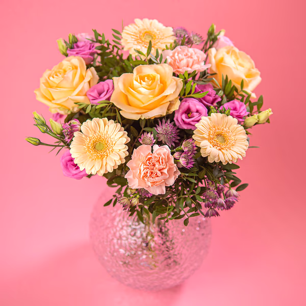En rosa bukett av rosa gerbera, rosor och nejlika