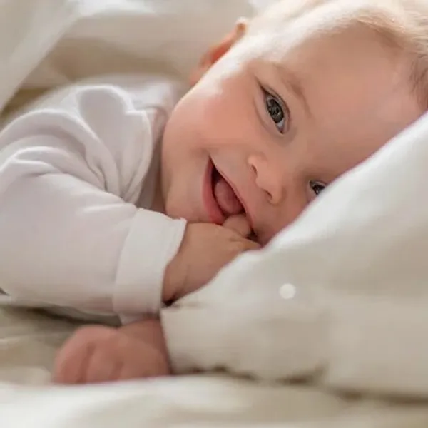 Et smilende baby