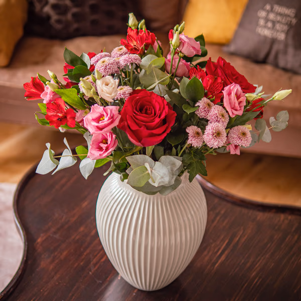 A pink and red bouquet in a vase