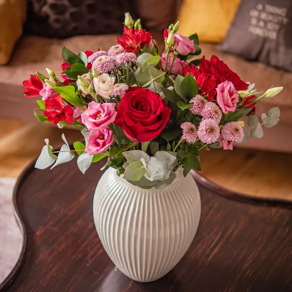 A pink and red bouquet in a vase