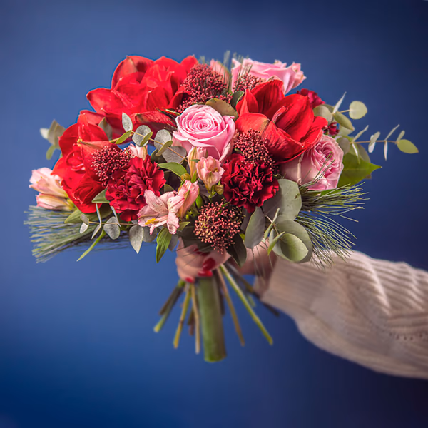 red and pink christmas bouquet