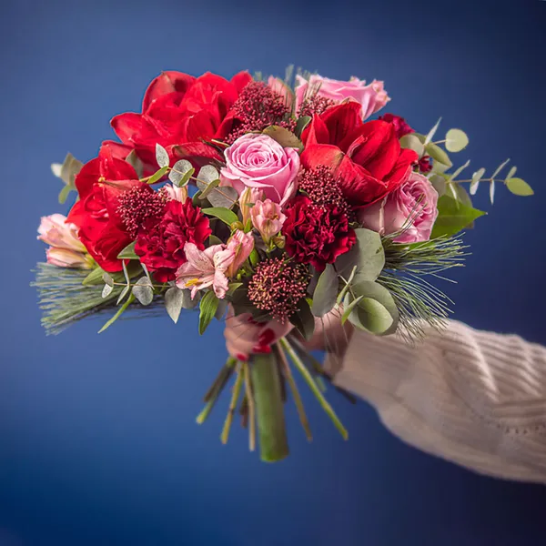 red and pink christmas bouquet
