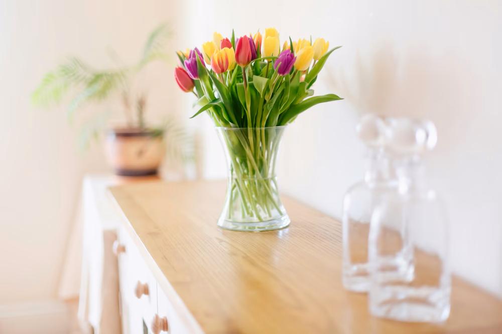 Tulipaner i en vase på en skænk
