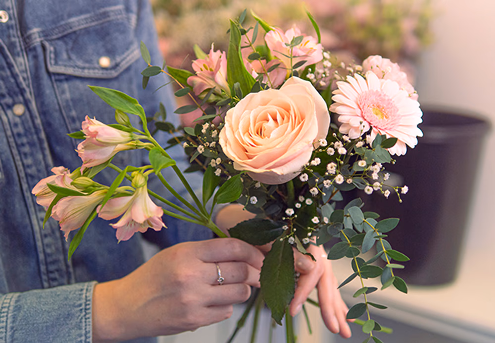 Tie a bouquet like a florist