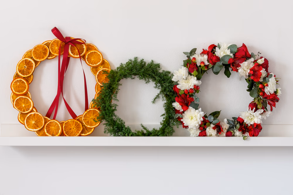 drei weihnachtskränze nebeneinaner ausgestellt