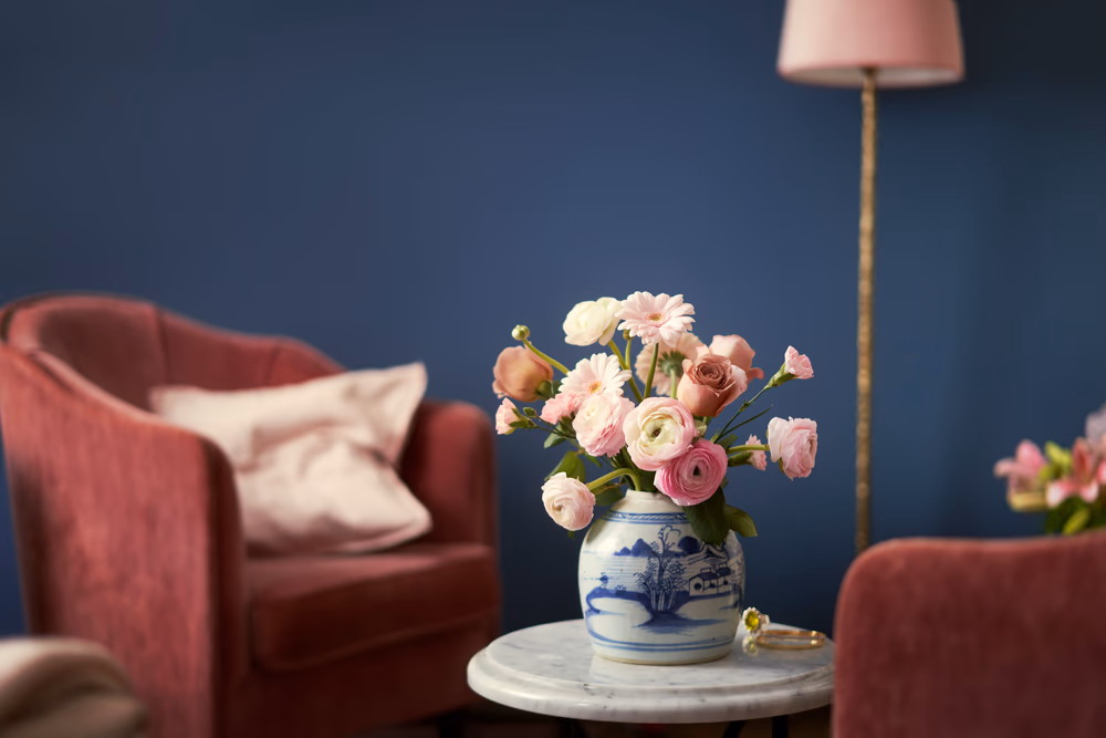En vase med blomster.