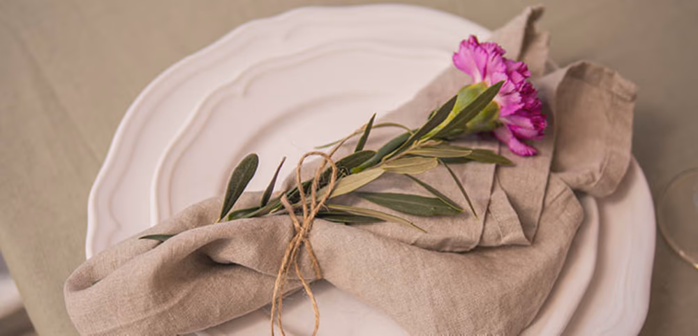 En enkelt blomst på toppen av et sett med tallerkener