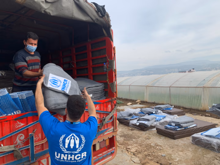 unhcr lkw mit mitarbeitern