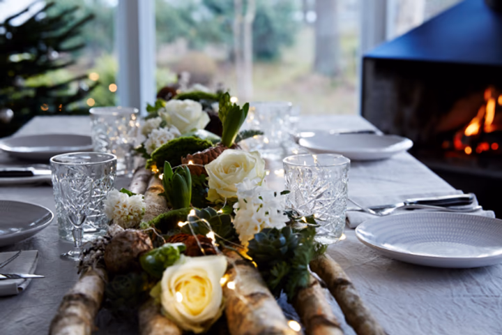 Dekorera ett festbord med vita rosor